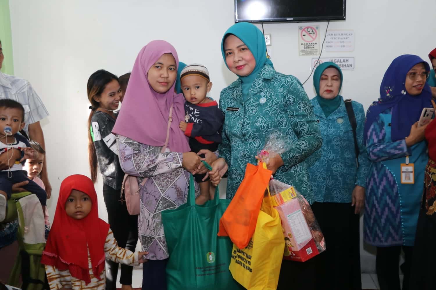 Windy Turun Langsung Berikan Bantuan kepada Anak Gizi Buruk dan Pasca Gizi Buruk di Pontianak