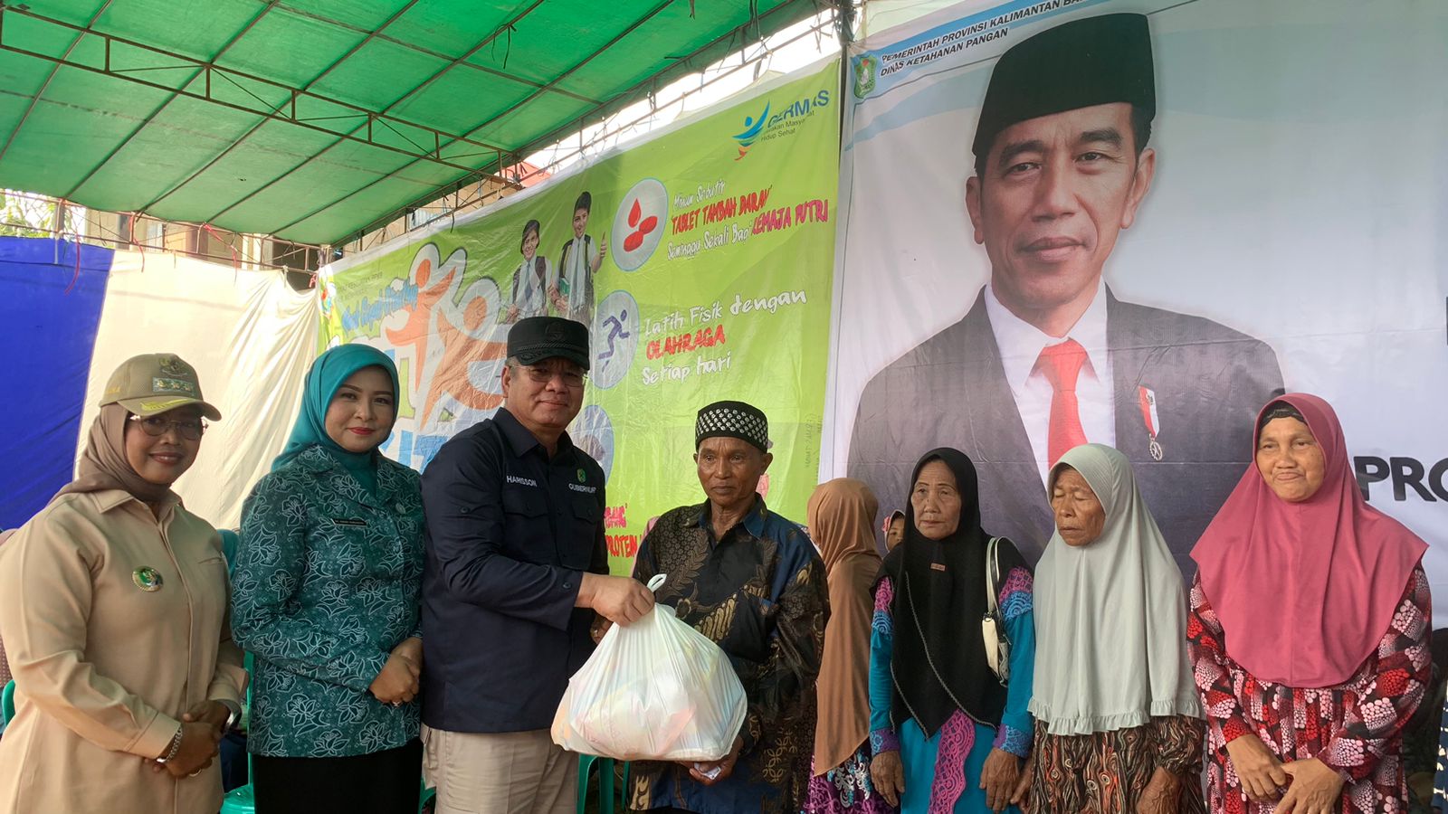 Pj Gubernur Kalbar Sebar Ratusan Paket Sembako Gratis di Mempawah