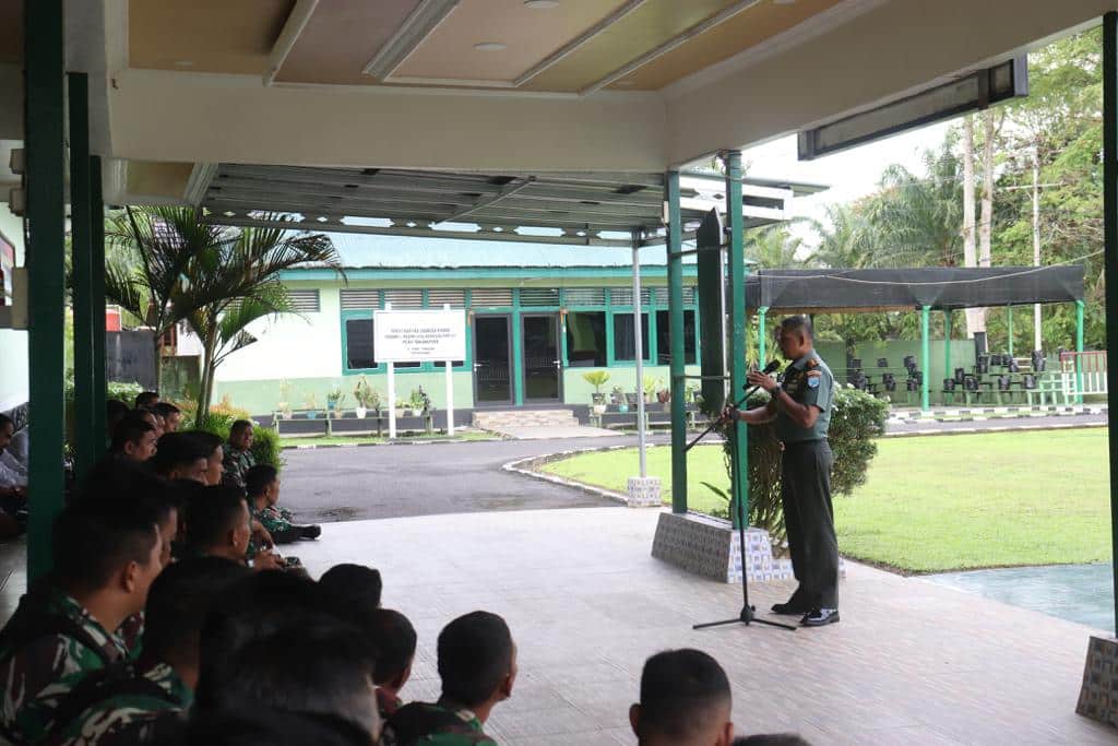 Dandim Putussibau Berikan Jam Komandan kepada Anggota