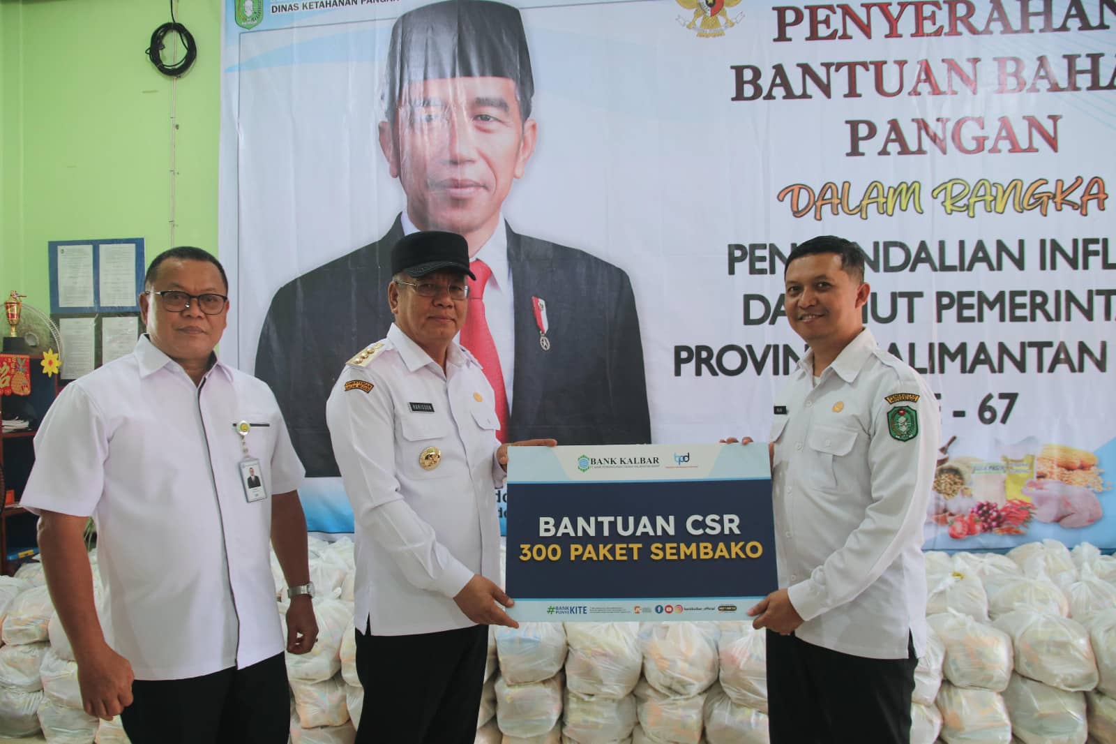 Upaya Kendalikan Inflasi di Singkawang, Harisson Serahkan Ratusan Paket Bansos dari Pusat dan Daerah