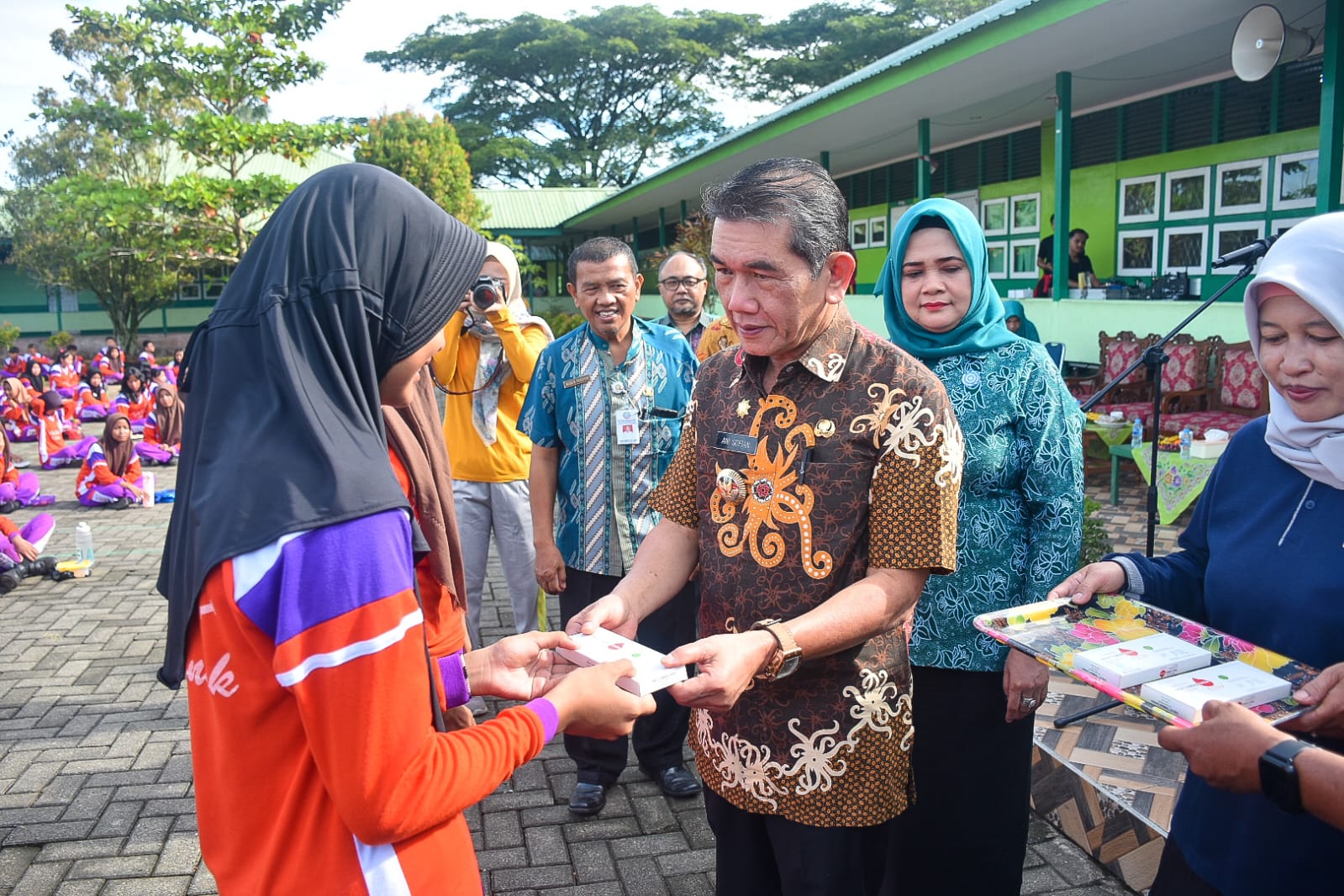 Pemkot Pontianak Bagikan Tablet Tambah Darah dan Sarapan di SMPN 15