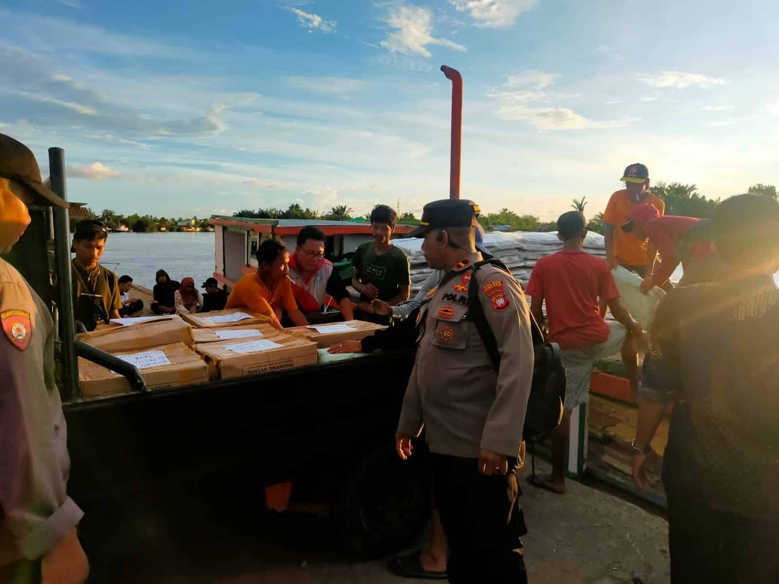 Polisi Kawal Distribusi Logistik Pemilu di Tiga Kecamatan Perairan Kubu Raya