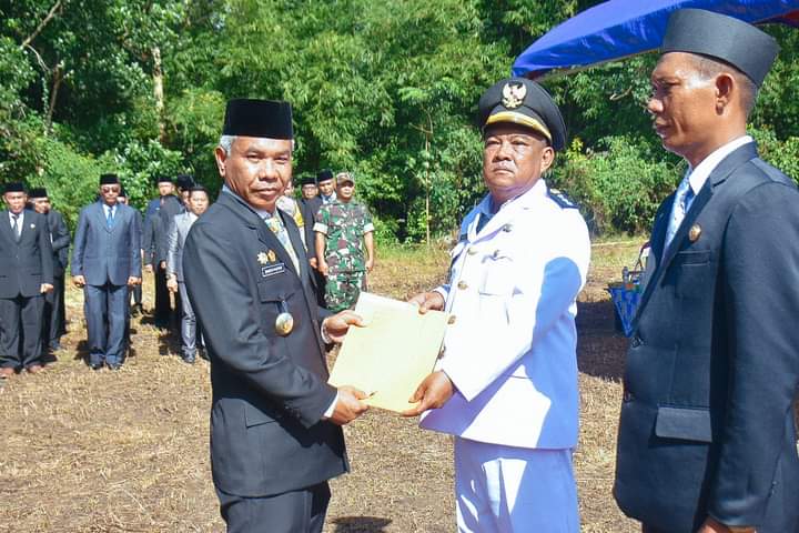 Bupati Ketapang Lantik 2 Pejabat Administrator di Lapangan Sepakbola Tumbang Titi