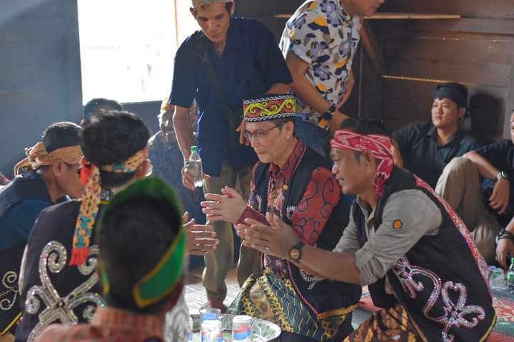 Bupati Ketapang Hadiri Pemberian Gelar Adat di Desa Batu Tajam Tumbang Titi