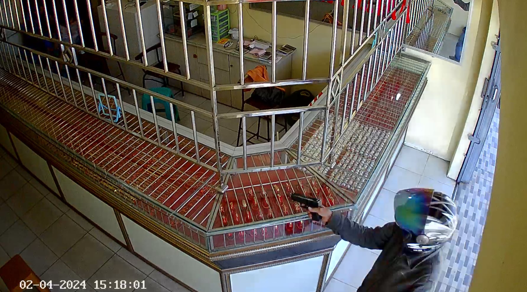 Percobaan Perampokan di Toko Emas Surya Mitra Terekam CCTV