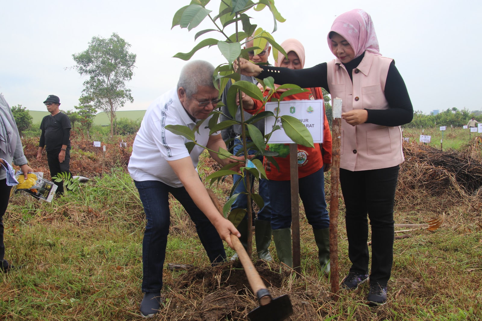 Peringati Hari Lahan Basah Sedunia, Harisson-Windy Tanam Pohon di Hutan Sekolah Negeri Pontianak