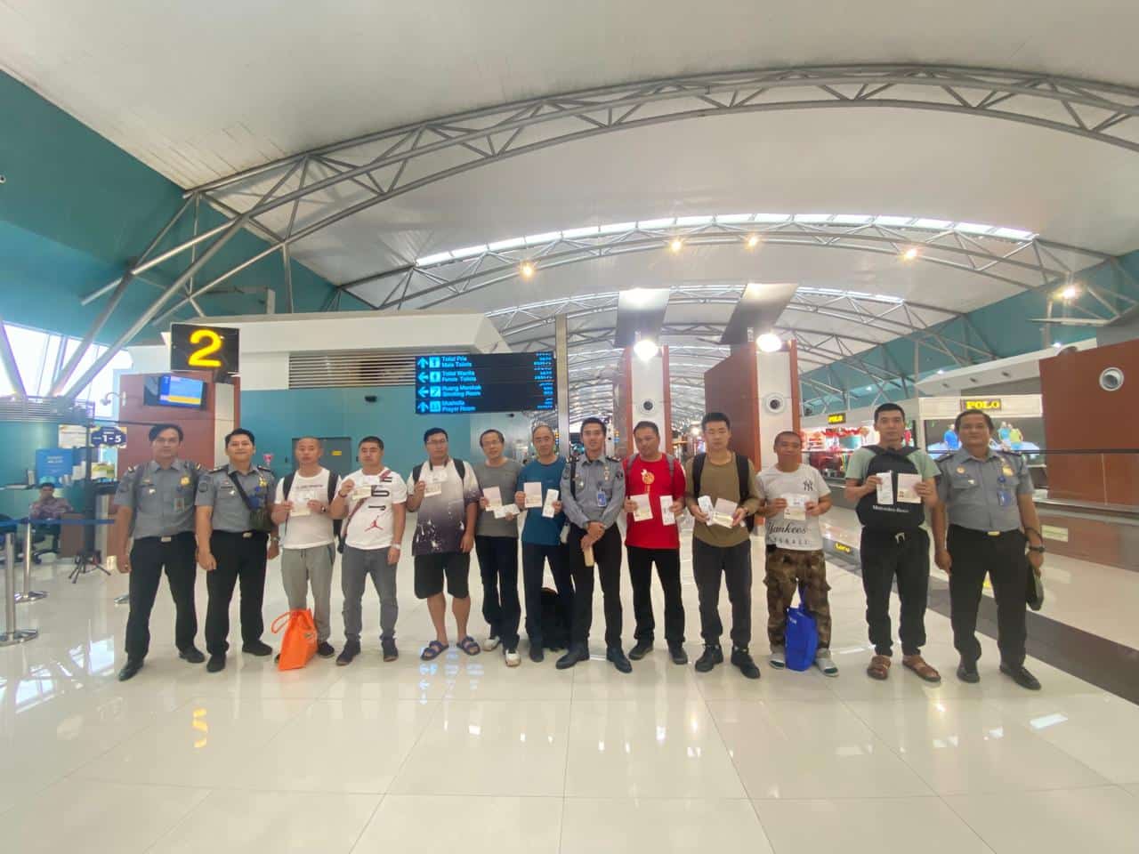 Dokumen Tak Lengkap, Imigrasi Ketapang Deportasi 9 TKA Asal Tiongkok di PT SRM