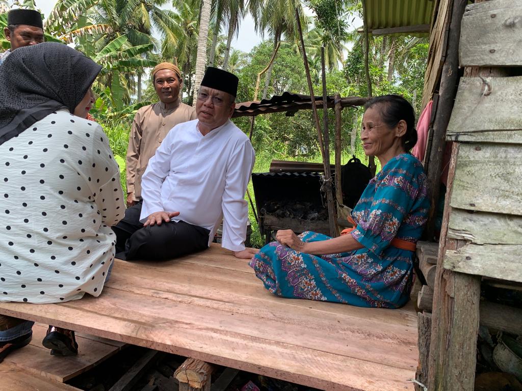 Harisson dan Windy Sambangi Kediaman Mak Moy di Mempawah, Pengentasan Kemiskinan Ekstrem Terus Berjalan