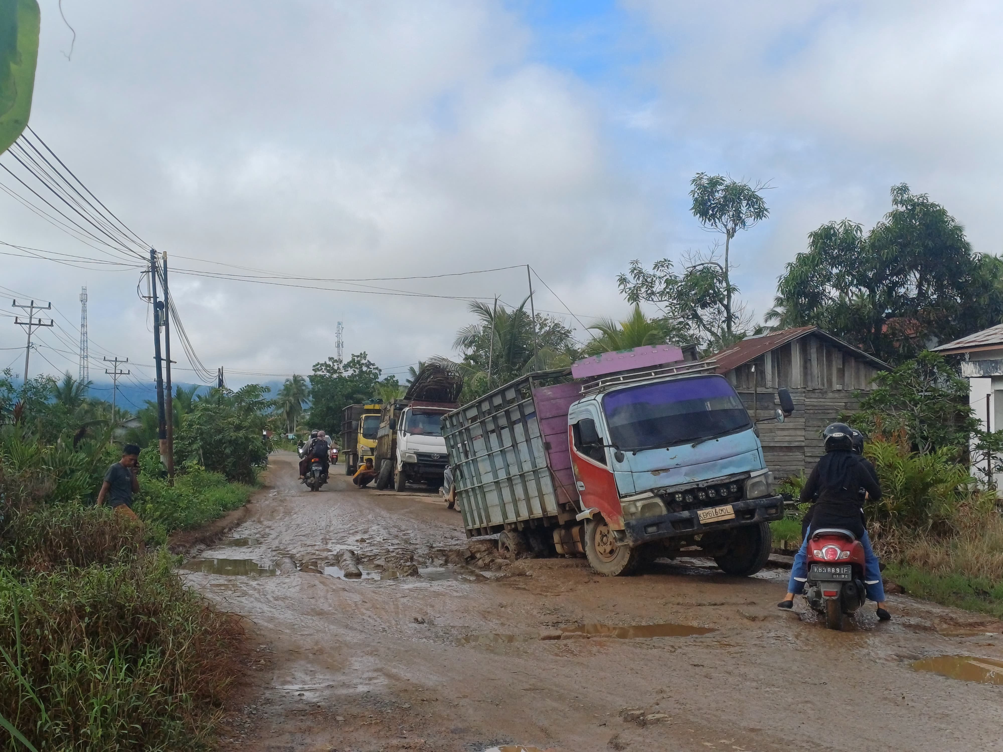 Warga Kecewa, Truk Bermuatan Berat Selalu Amblas di Jalan Poros Rantau Panjang