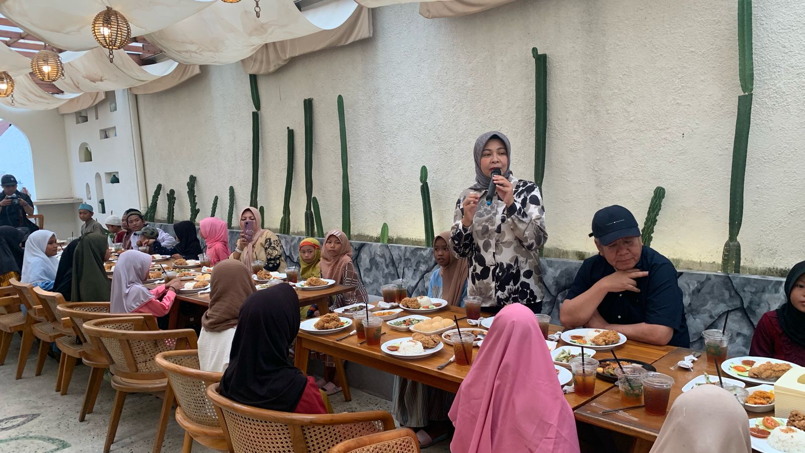Harisson-Windy Ajak Puluhan Anak Panti Asuhan Makan Bareng di Restoran Mewah Pontianak