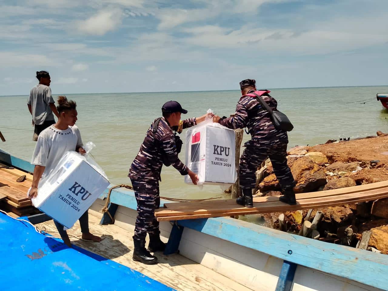Logistik Pemilu Wilayah Kepulauan di Kendawangan Ketapang Telah Didistribusikan