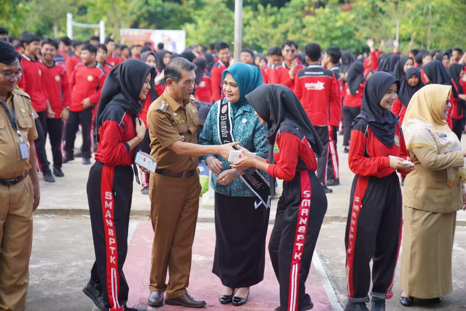 Ani Bagikan Tablet Tambah Darah ke Pelajar SMAN 8 Pontianak: Upaya Jangka Panjang Tekan Stunting