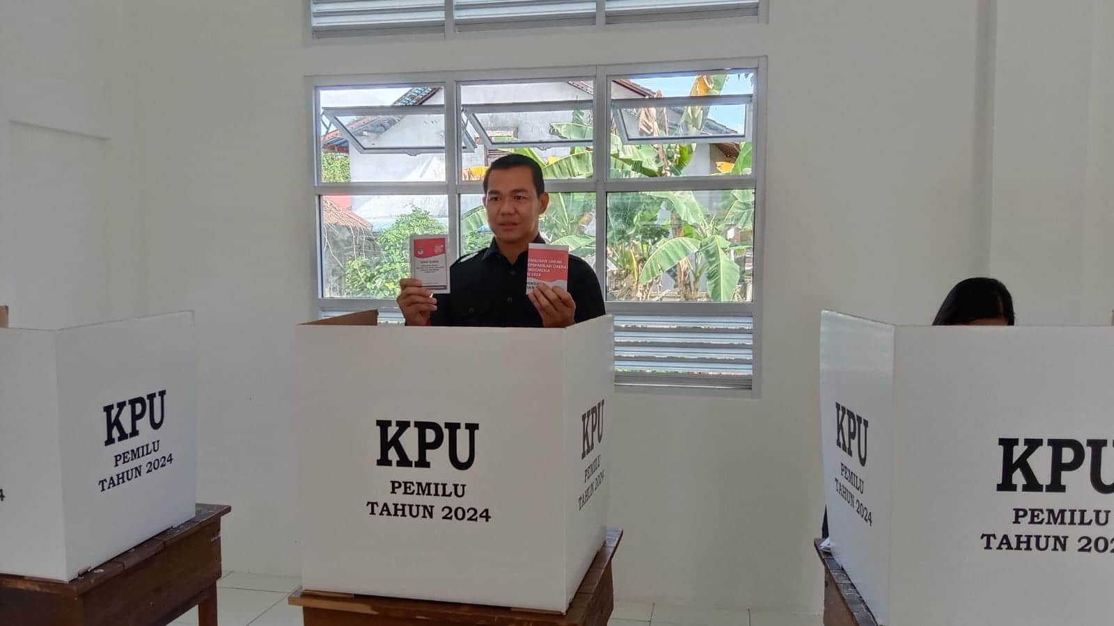 Di Luar Domisili, Bupati Kapuas Hulu Hanya Coblos Presiden dan DPD di TPS 04 SDN 1 Putussibau