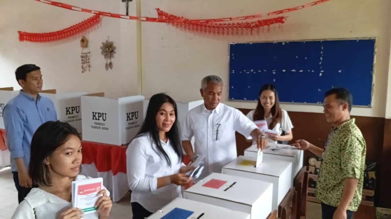 Nyoblos di TPS 33, Bupati Martin Rantan Harap Tak Ada Pemilu Ulang di Ketapang