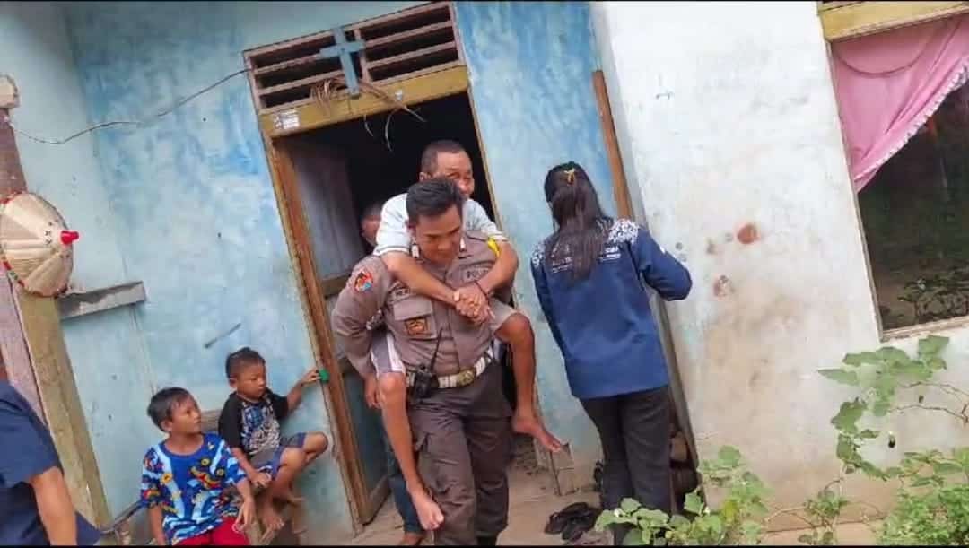 Aksi Humanis Anggota Polres Sekadau Gendong Lansia ke TPS