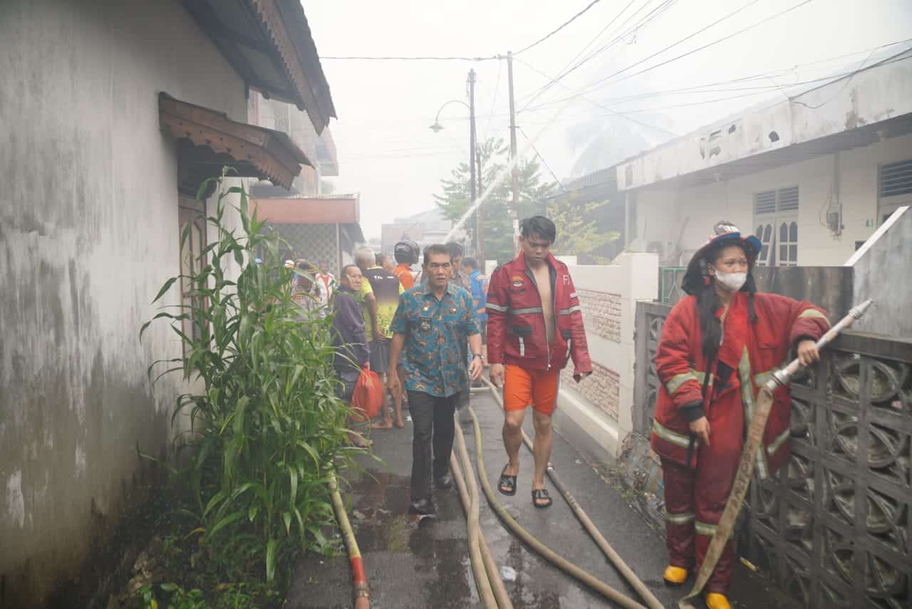 Pj Wako Salurkan Bantuan Korban Kebakaran di Gang Meranti
