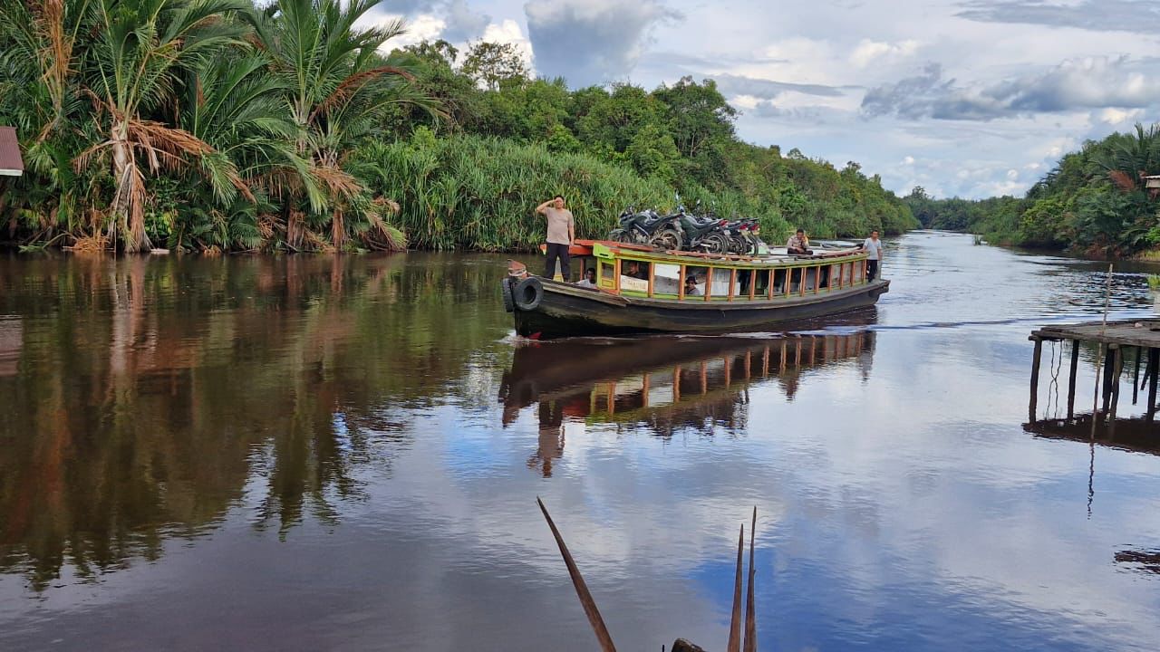 Polri dan TNI Kawal Pergeseran Kotak Suara di Wilayah Perairan Kabupaten Kubu Raya