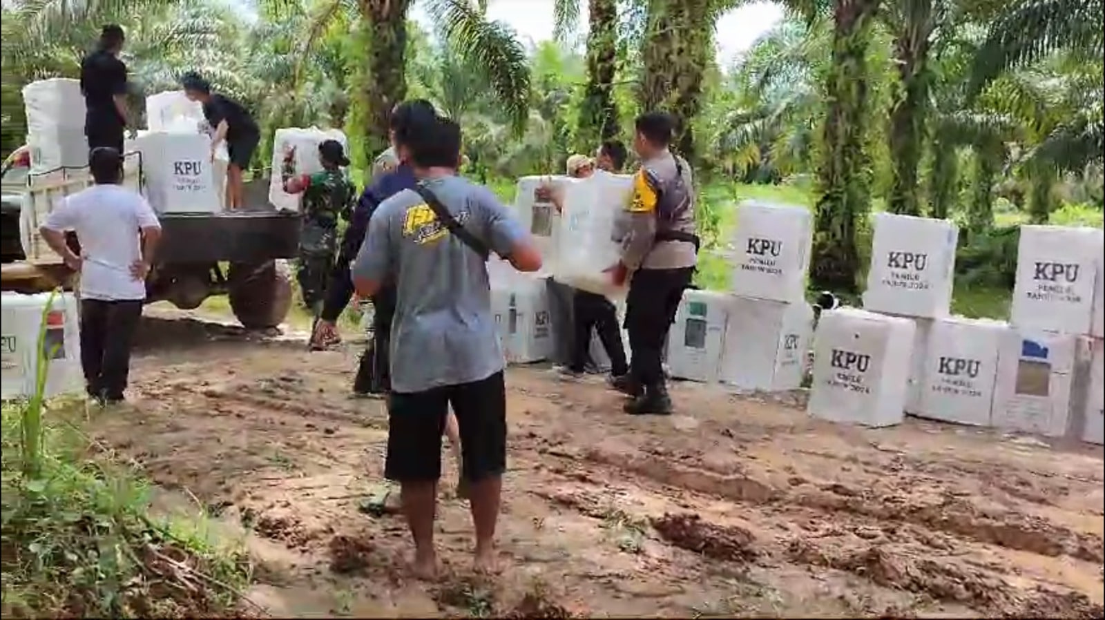 TNI-Polri Lewati Medan Berat, Kawal Pergeseran Kotak Suara di Belitang Hilir