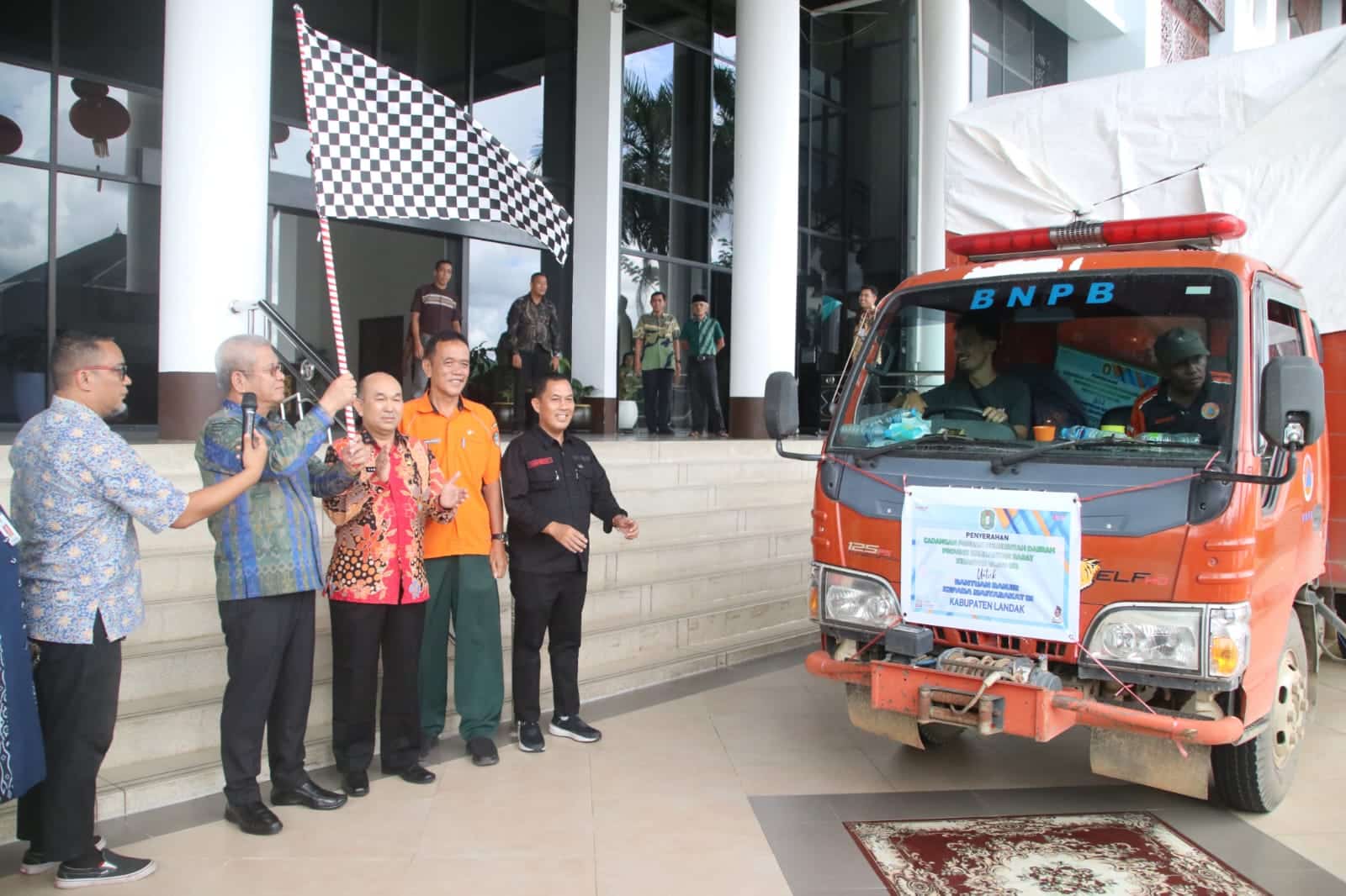 Pemprov Kalbar Salurkan Beras Bantuan kepada Warga Terdampak Banjir di Kabupaten Landak