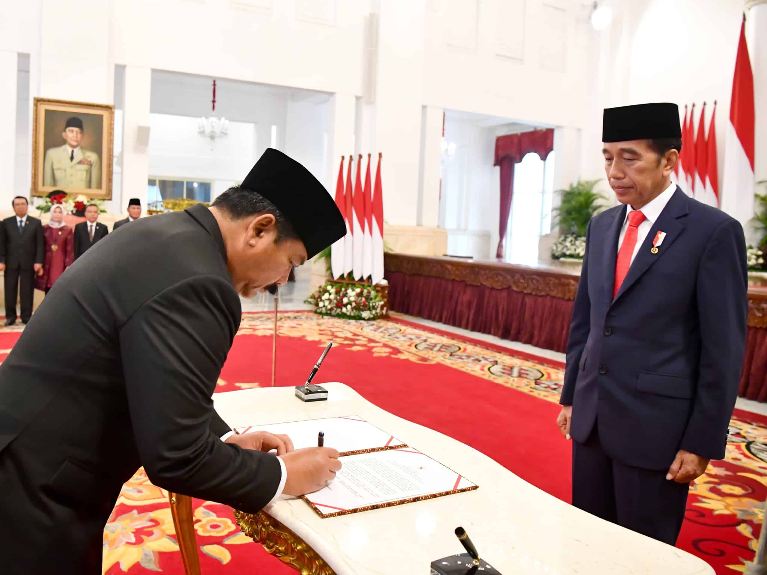 Presiden Jokowi Lantik Hadi Tjahjanto sebagai Menko Polhukam di Istana Negara
