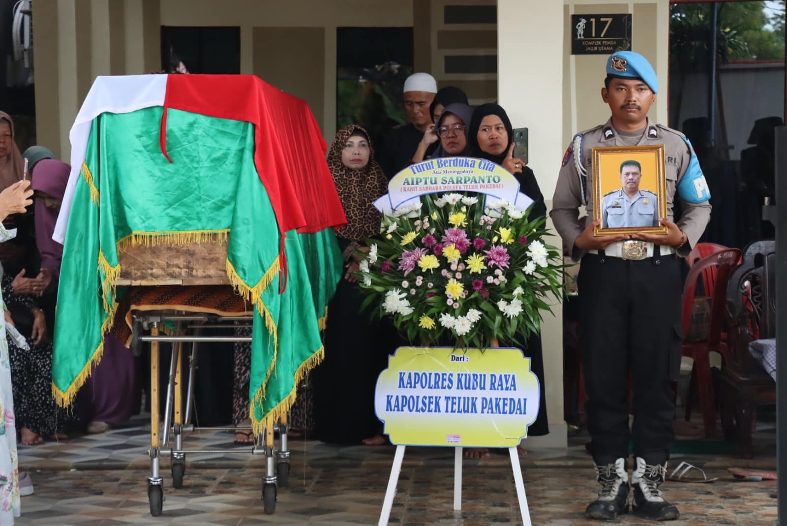 Polres Kubu Raya Beri Penghormatan Terakhir ke Jenazah Aiptu Sarpanto
