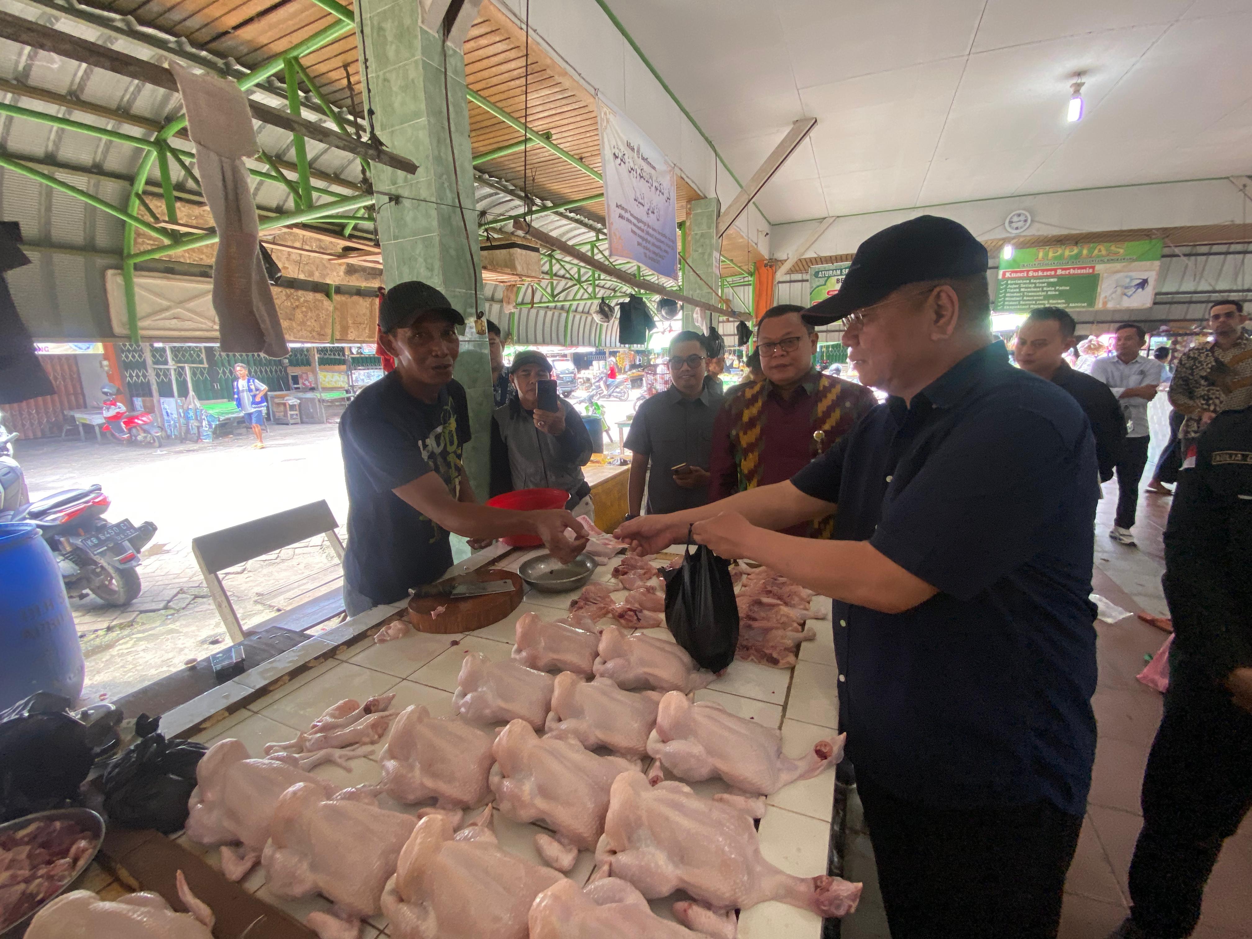 Usai Rakornas Pariwisata, Harisson Cek Harga Bapok di Pasar Singkawang