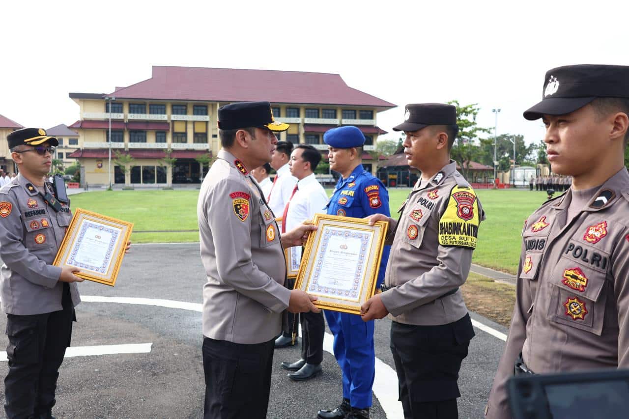 Kapolda Kalbar Ganjar Piagam Penghargaan Tiga Personel Polres Kapuas Hulu