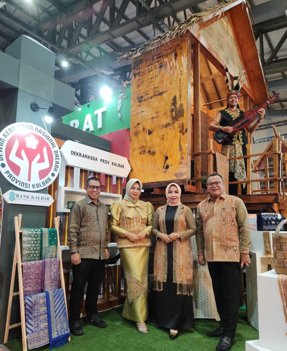 Kolaborasi Bank Kalbar dan Dekranasda Tampilkan Kerajinan Lokal di Pameran Inacraft 2024