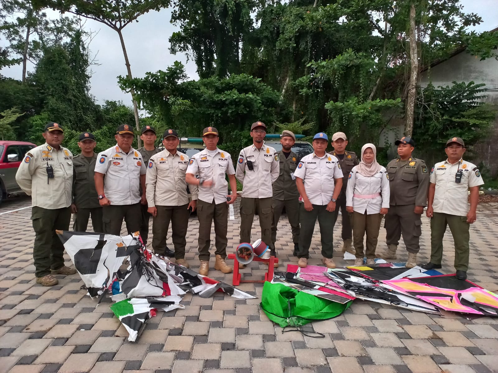 Satpol PP Kalbar Razia Permainan Layang-layang di Kawasan Bandara Supadio