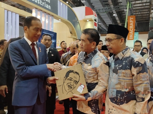 Momen Istimewa Pj Wali Kota Pontianak Serahkan Lukisan Ampas Kopi ke Presiden Jokowi