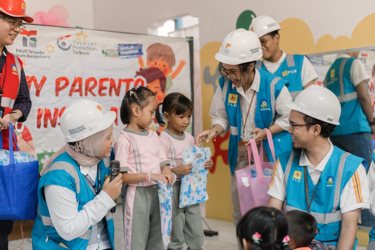 Seru..!! PLN Mengajar di TK Telkom Banjarbaru