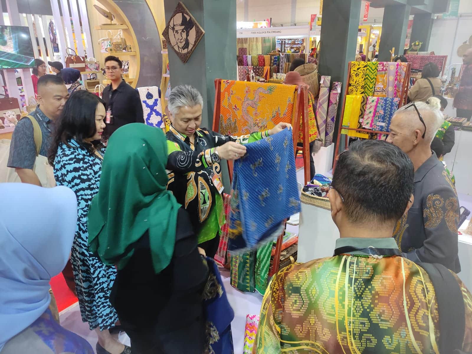 Pejabat Sarawak Beli Kain Lukisan Prada di Stand Pontianak Inacraft