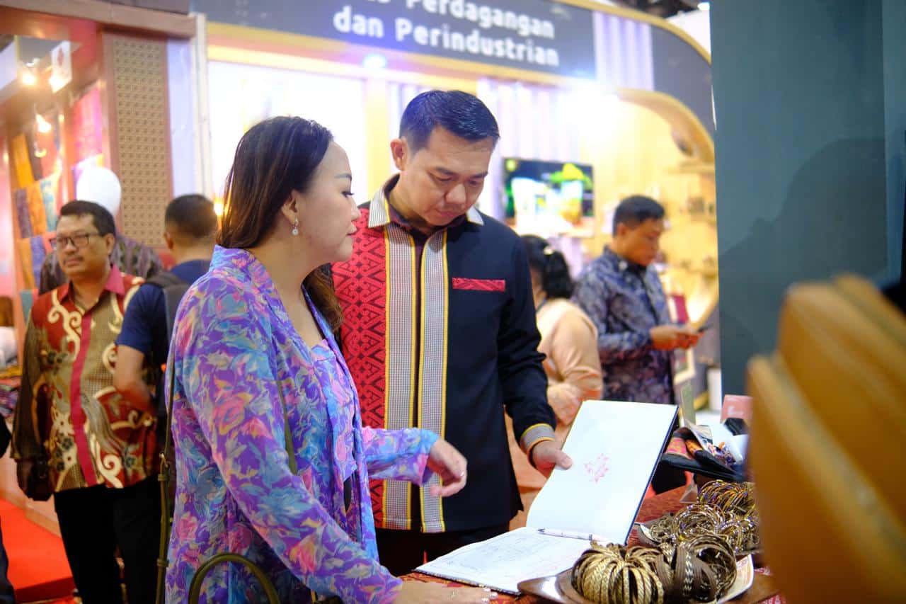 Bupati dan Ketua Dekranasda Kapuas Hulu Kunjungi Stand Inacraft 2024 di JCC