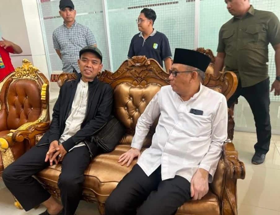 Sutarmidji Sambut Ustadz Abdul Somad di Bandara Tebelian Sintang, Ikut Hadiri Tabligh Akbar di Melawi