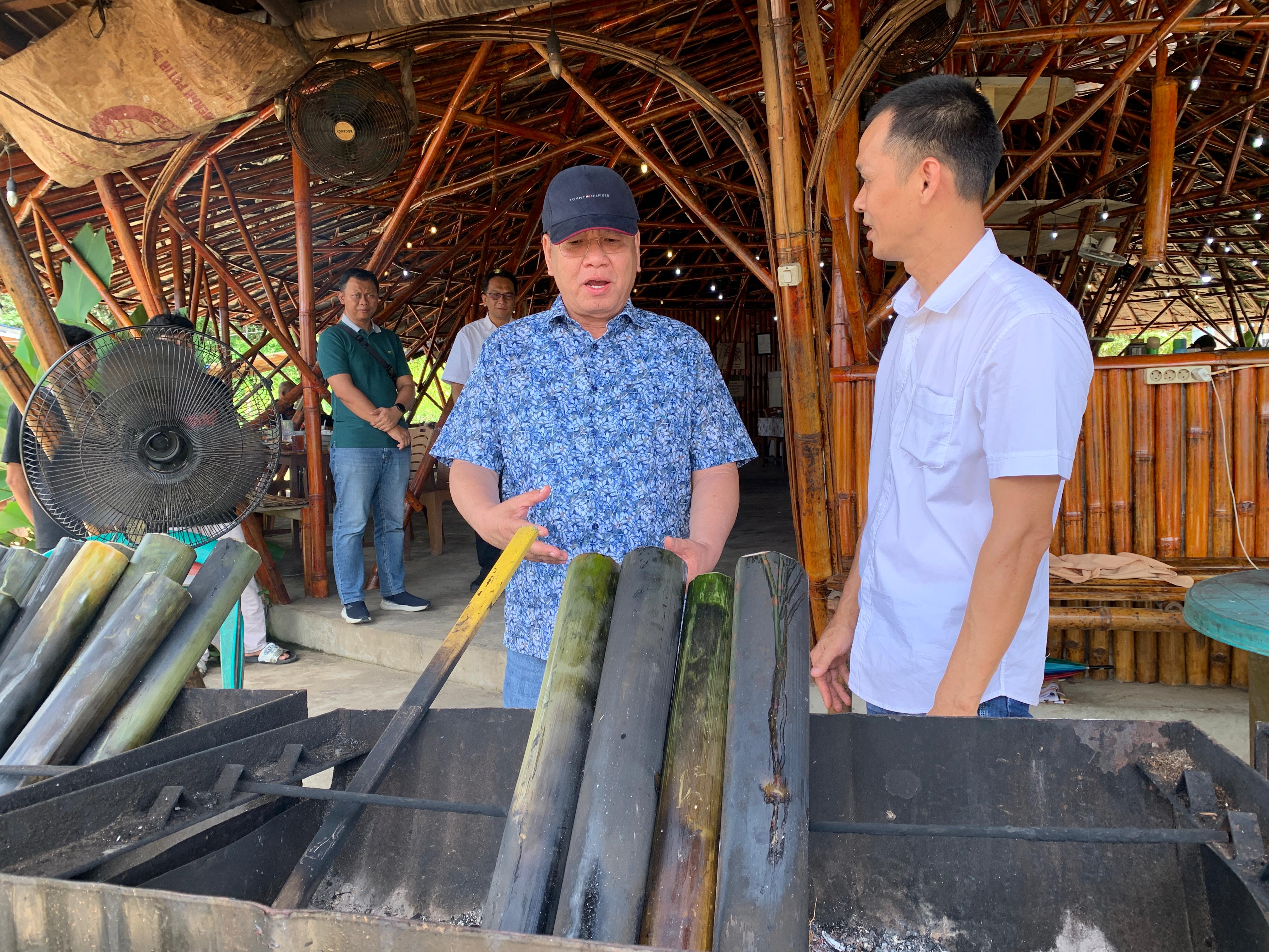 Kunker ke Wilayah Timur, Harisson-Windy Singgah Santap Siang di RM Ayam Dalam Bambu Tayan