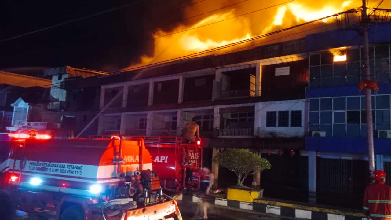 Kebakaran Hanguskan 14 Ruko di Jalan Merdeka Ketapang