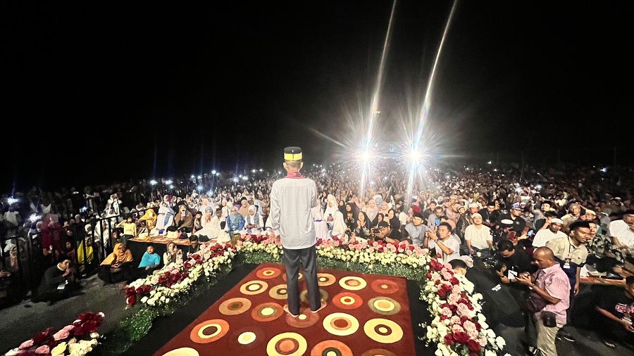 Ribuan Masyarakat Semuti Tabligh Akbar UAS di Lapangan Terbang Susilo Sintang