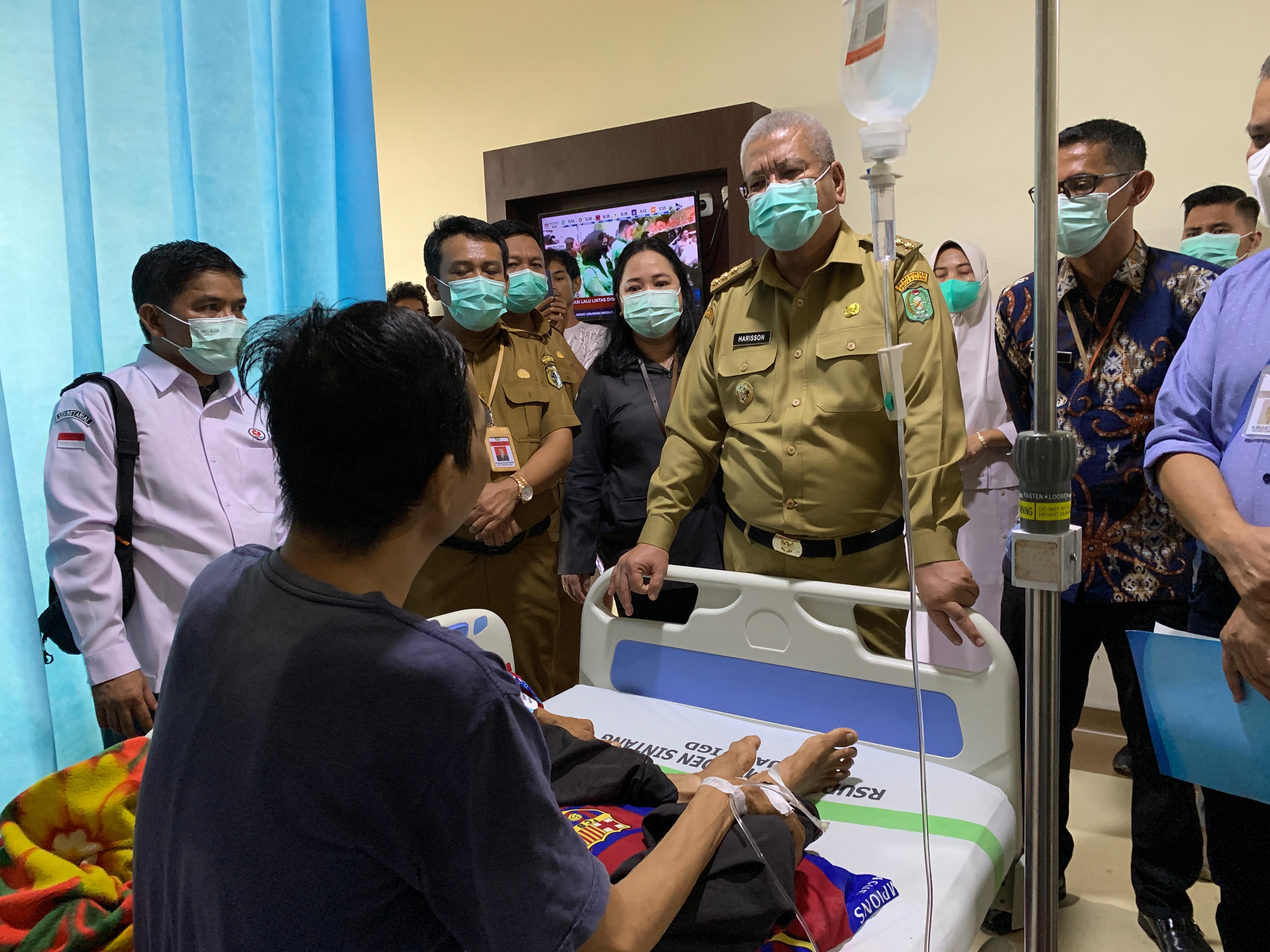 Jenguk Petugas Pemilu di RSUD Sintang, Harisson: Mereka Pahlawan Demokrasi