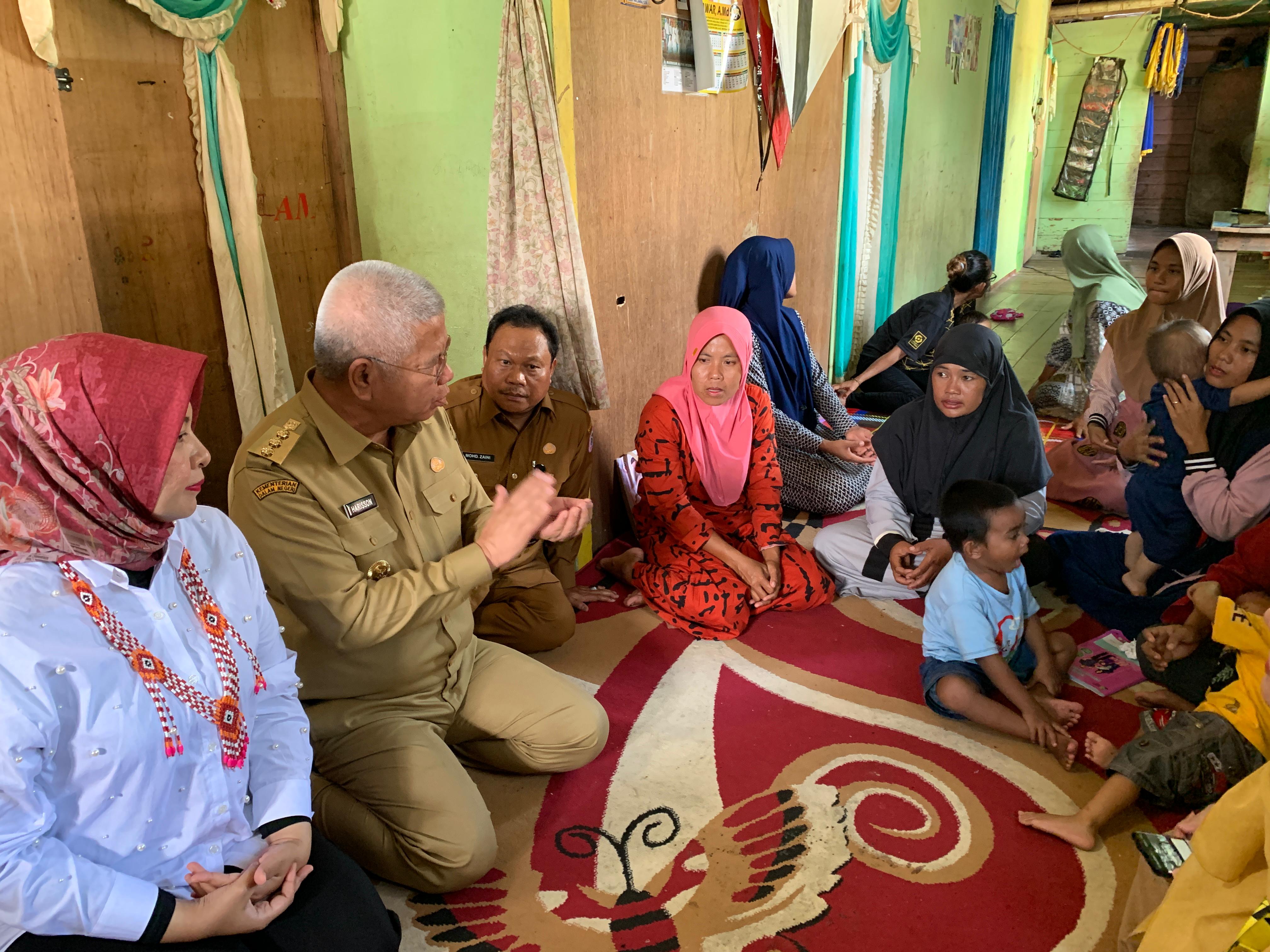 Harisson dan Windy Periksa Asupan Gizi Keluarga Stunting di Kampung Prajurit Putussibau Utara