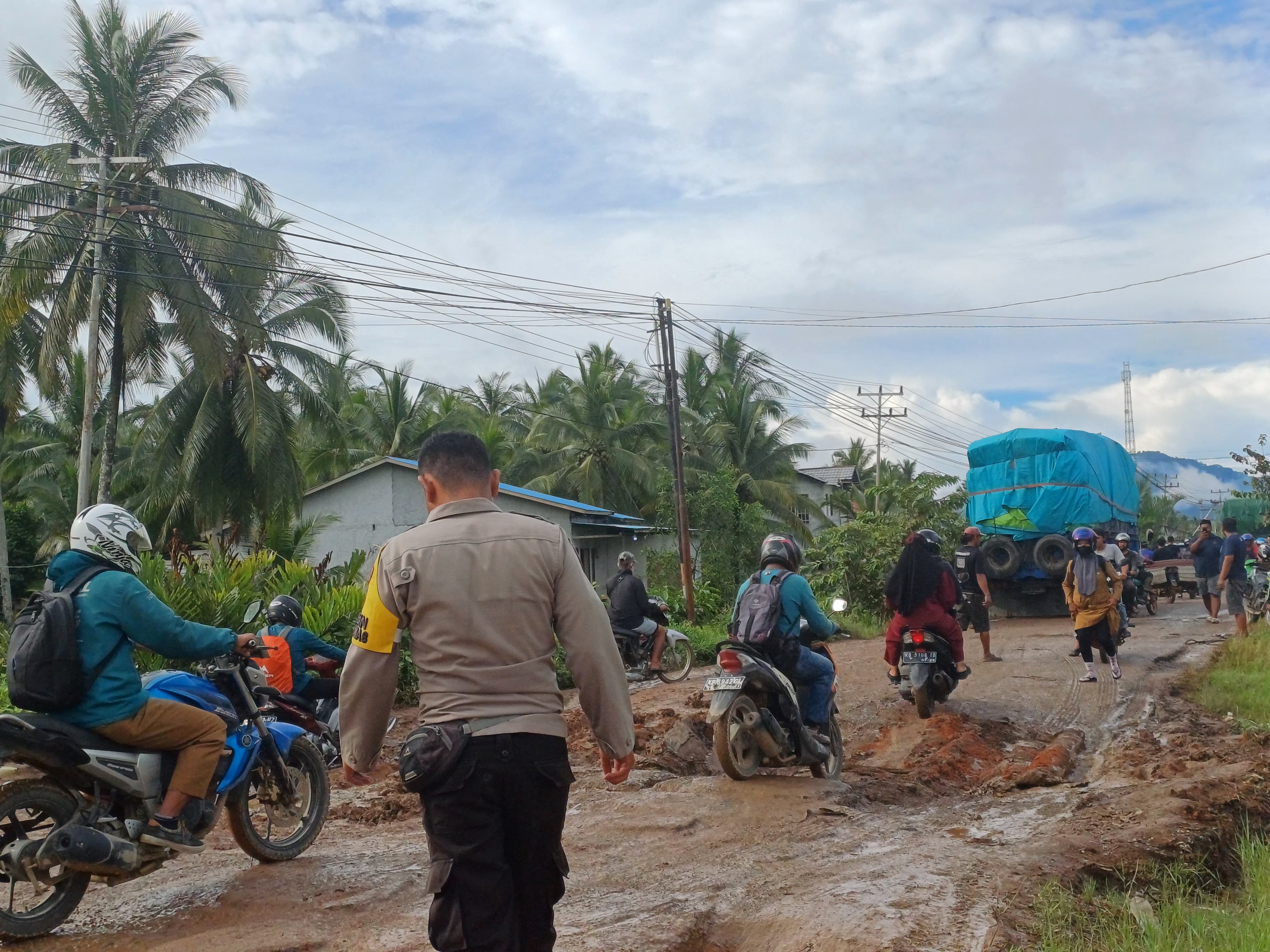 Warga Harap Pemda KKU dan Pemprov Kalbar Sinergi Tanggulangi Jalan Poros Desa Rantau Panjang