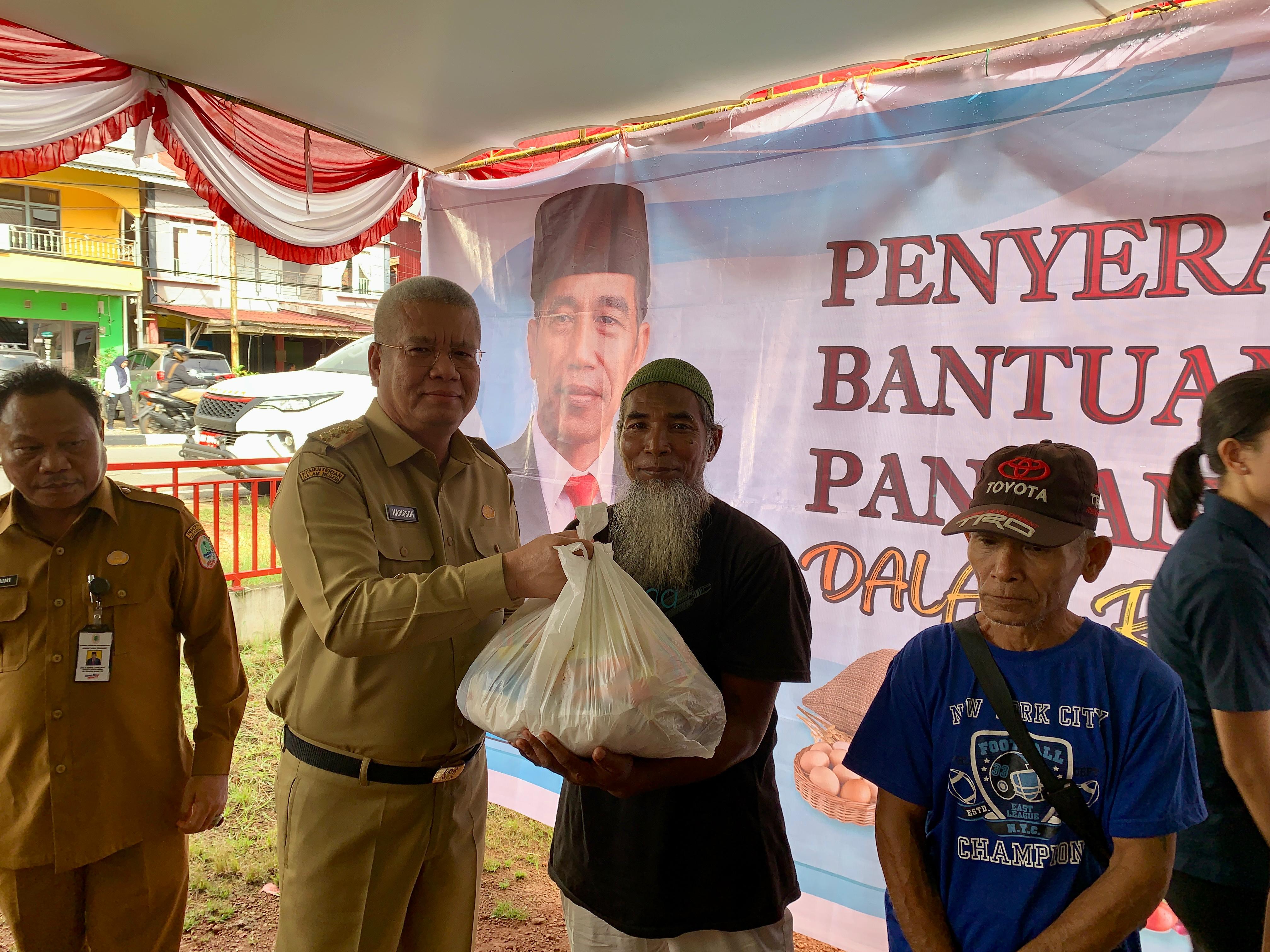 Awali Kunker di Kapuas Hulu, Harisson dan Windy Serahkan Bansos Pangan