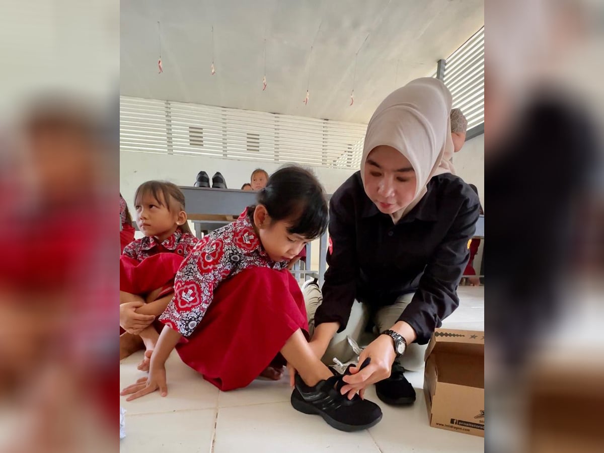 Tempuh 18 Jam Perjalanan, Rita Hastarita Antarkan Sepatu Sekolah ke Siswa SDN 11 Tanjung Lokang