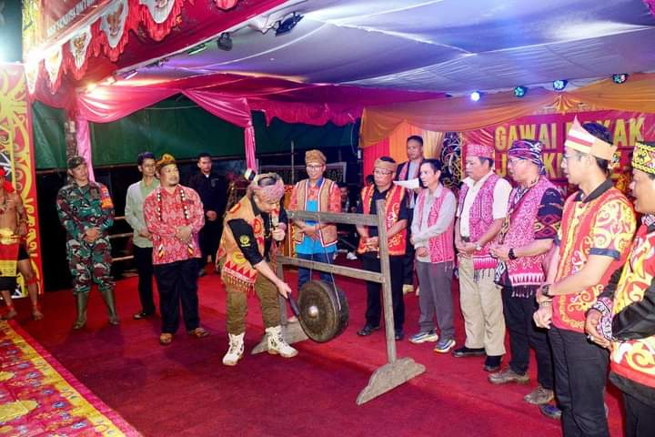 Sekda Ketapang Tutup Gawai Adat Bejujokng XIII Desa Gema Simpang Dua