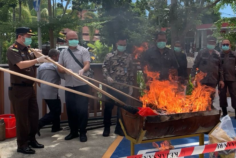 Kejari Pontianak Musnahkan Barang Bukti dari Seratusan Perkara