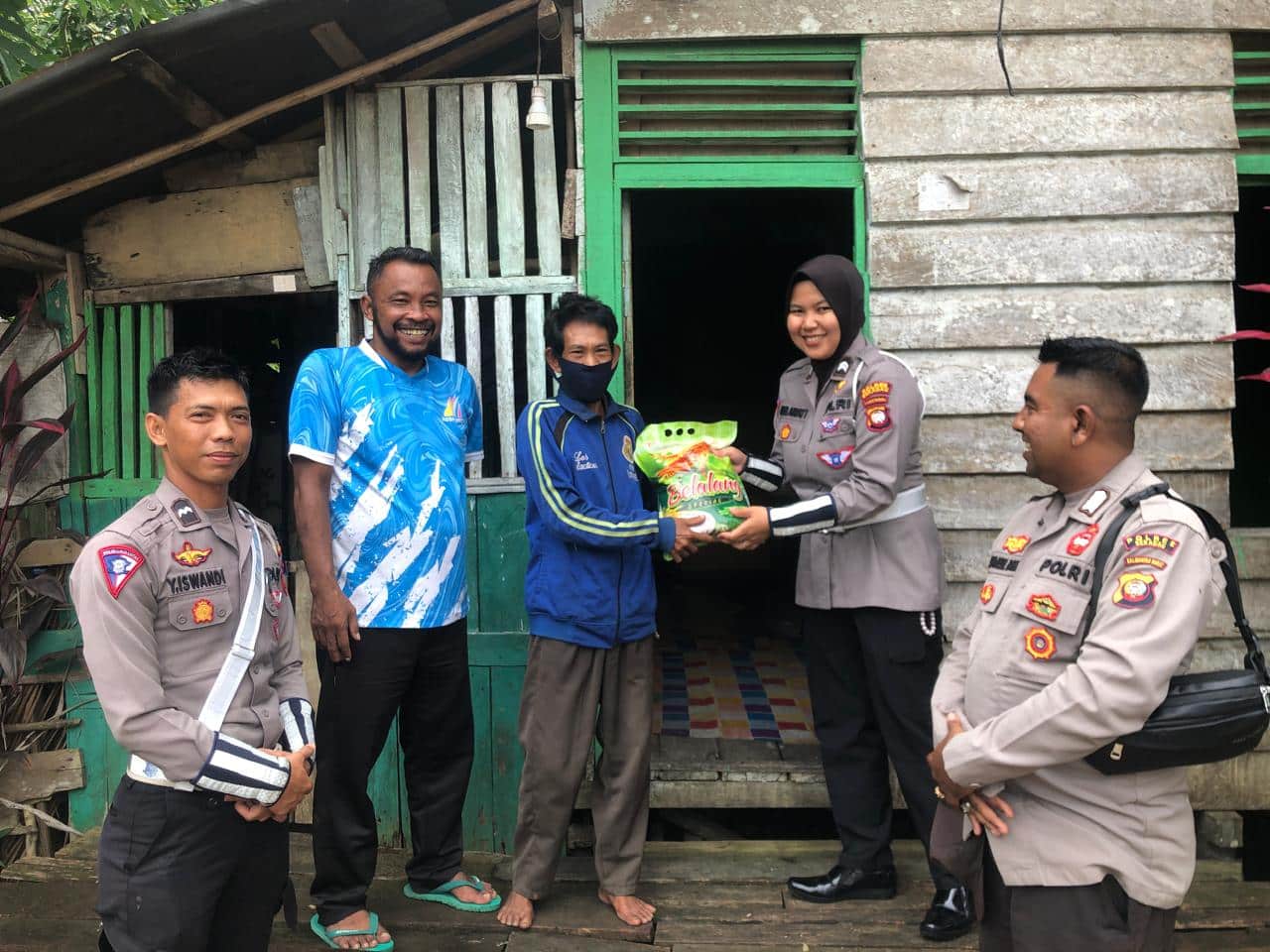Satlantas Polres Sekadau Bagikan Beras Sekaligus Edukasi Ops Keselamatan Kapuas 2024