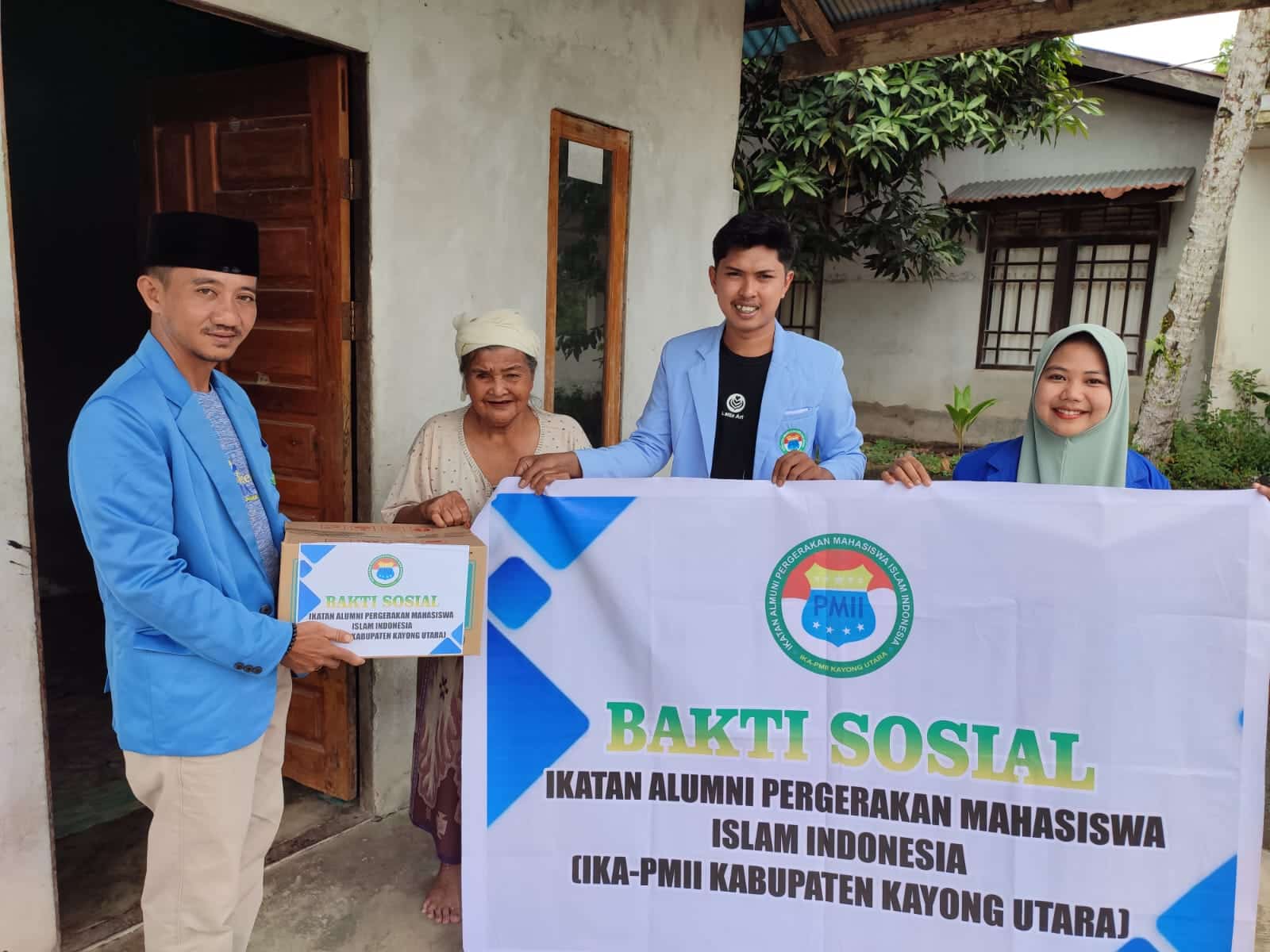Sambut Bulan Suci Ramadhan, IKA-PMII Kayong Utara Baksos ke Warga Kurang Mampu