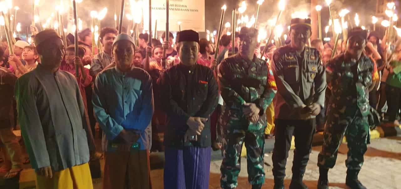 Raja Tayan Lepas Pawai Obor Sambut Ramadhan