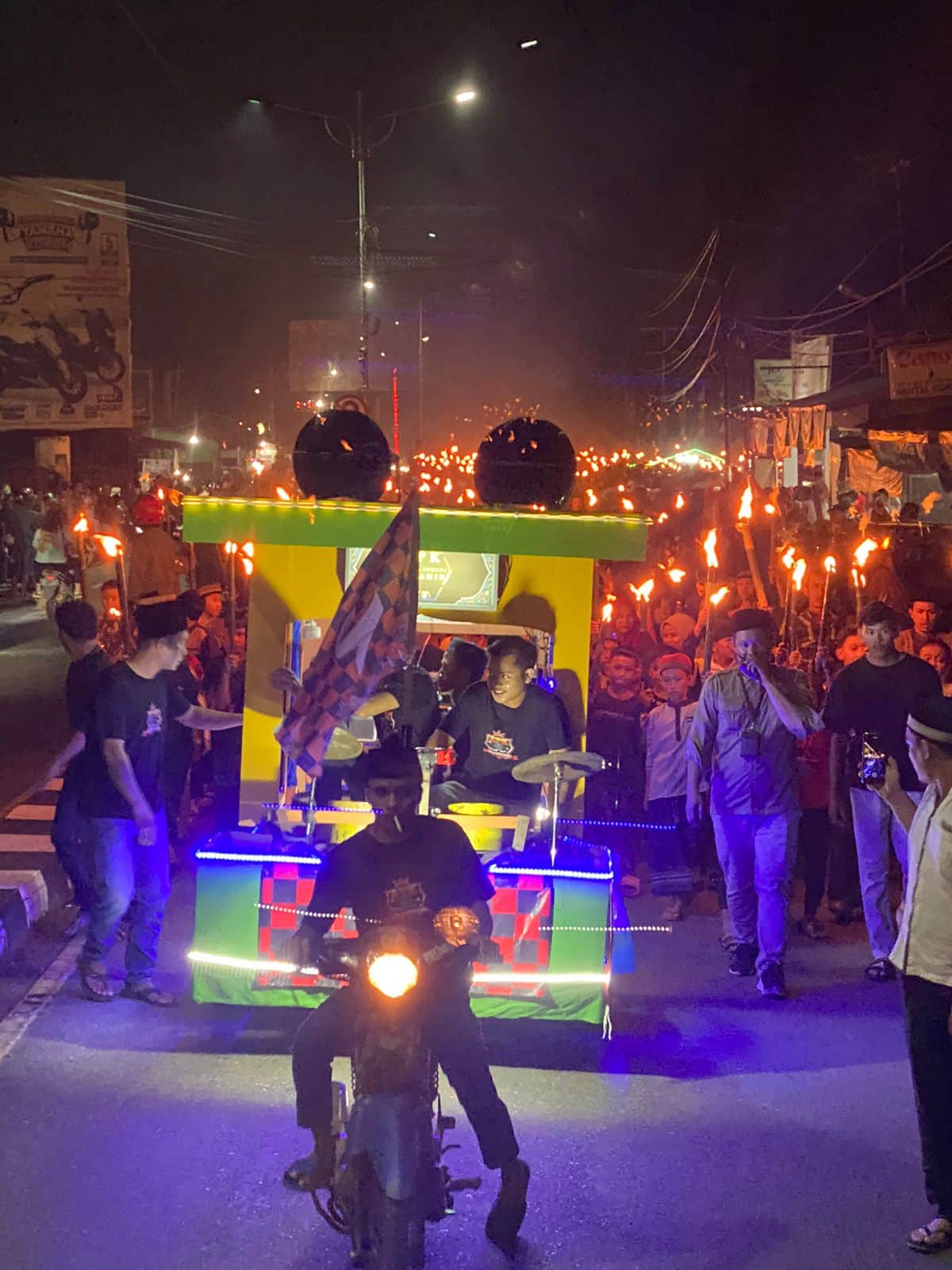 Ribuan Warga di Bumi Uncak Kapuas Ikuti Pawai Obor, Semarakkan Kehadiran Ramadhan 1445 Hijriah