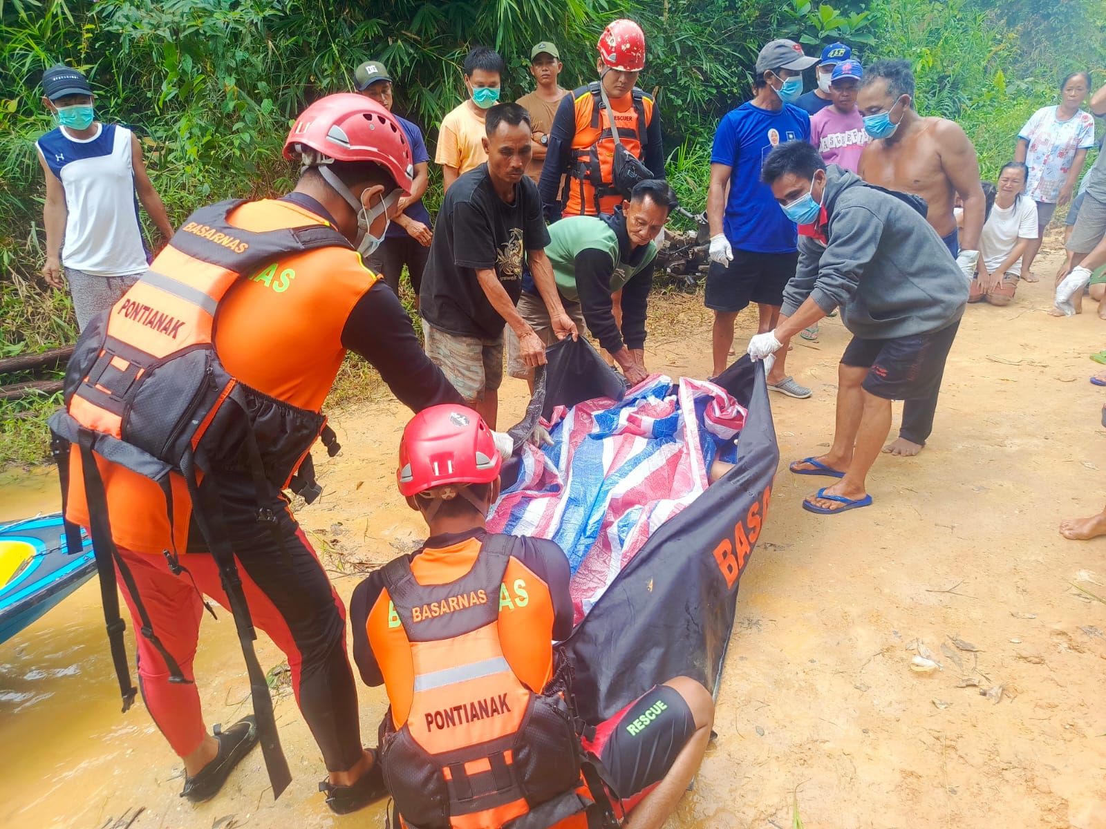 Warga Melawi Tenggelam Saat Mendorong Lanting