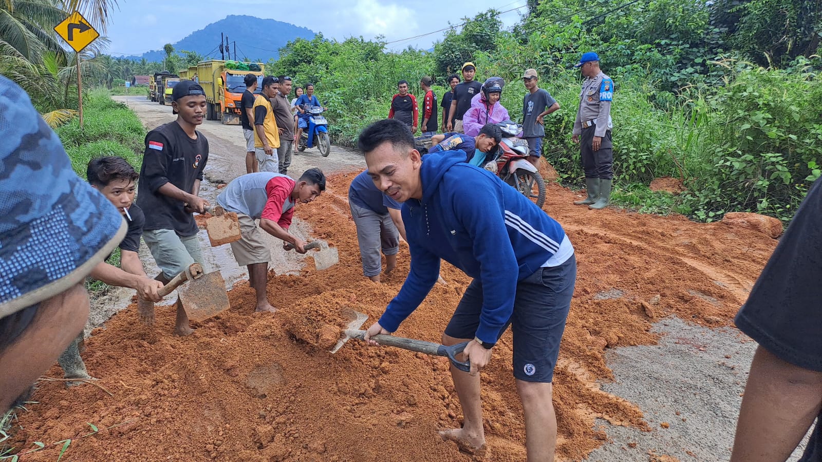 Sejumlah Elemen Warga di Kayong Utara Gotong Royong Perbaiki Jalan Provinsi yang Rusak Parah